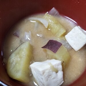 さつまいもと玉ねぎと豆腐の味噌汁